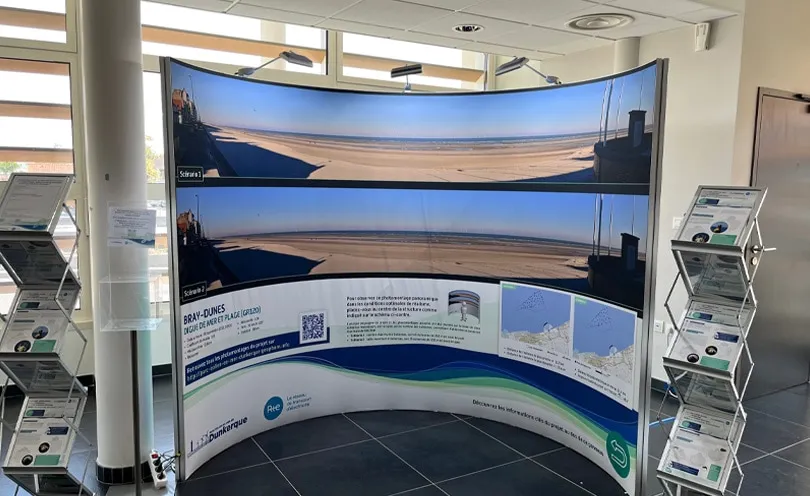 Photo du panneau d'informations du projet éolien en mer de Dunkerque