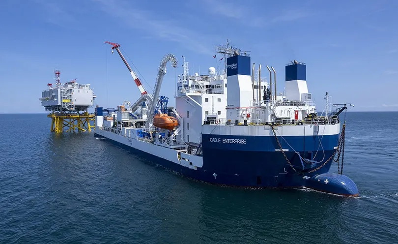 Photo d'un navire câblier lors des dernières opérations en mer pour raccorder le parc éolien offshire du Calvados
