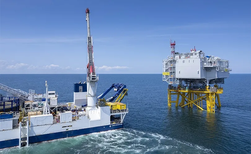 Photo de la grue qui équipe le navire câblier