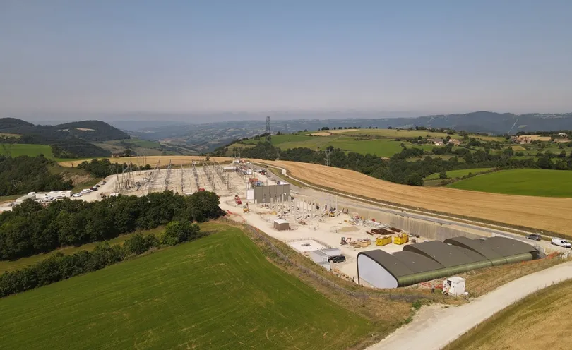 Photo aérienne du poste électrique en Occitanie avec vue sur les pylônes et les bâtiments