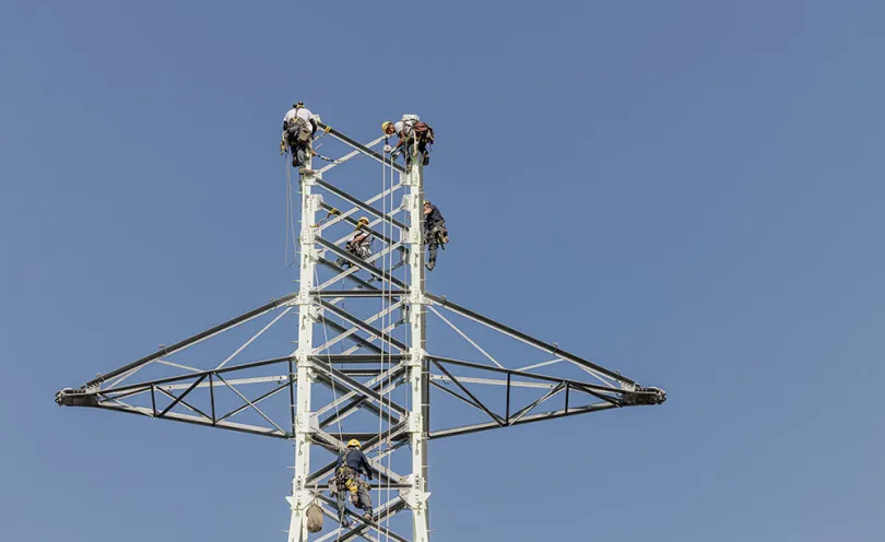 Dernier pylône électrique démontés sur le Village des Athlètes à L’Île-Saint-Denis