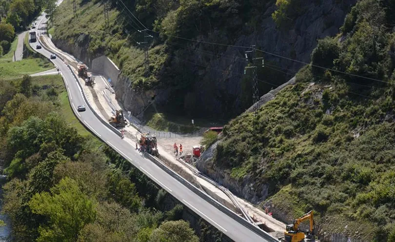 Photo de pelleteuses en train de creuser une tranchée le long d'une route