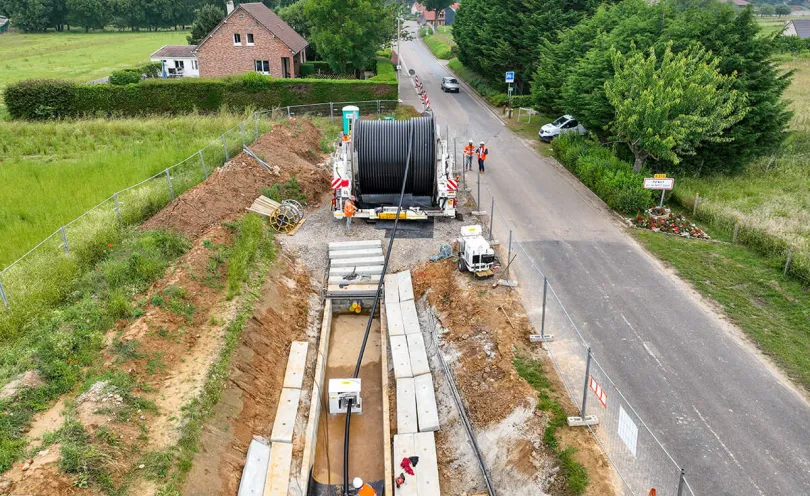 Photo du déroulage des câbles électriques souterrains le long d'une route