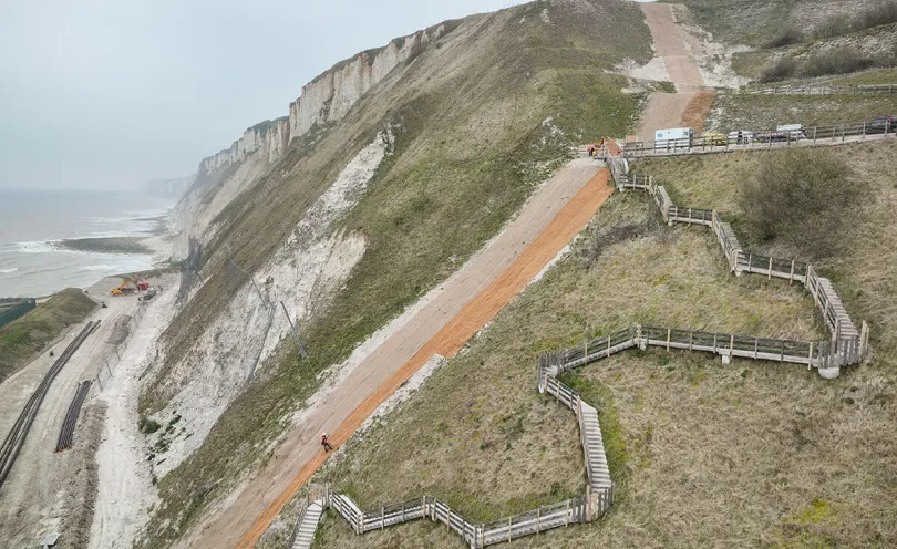 Photo de l'installation de la toile coco et ensemencement de la falaise par RTE