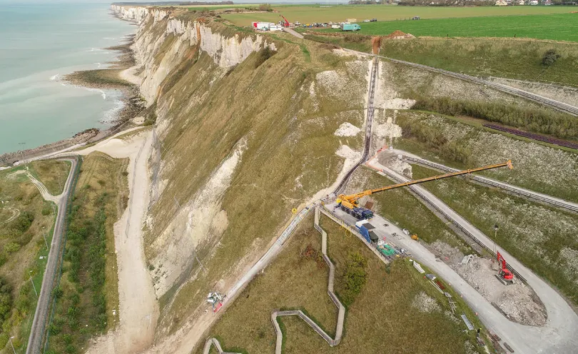 Photo de travaux de génie-civil dans une falaise réalisés avec une grue
