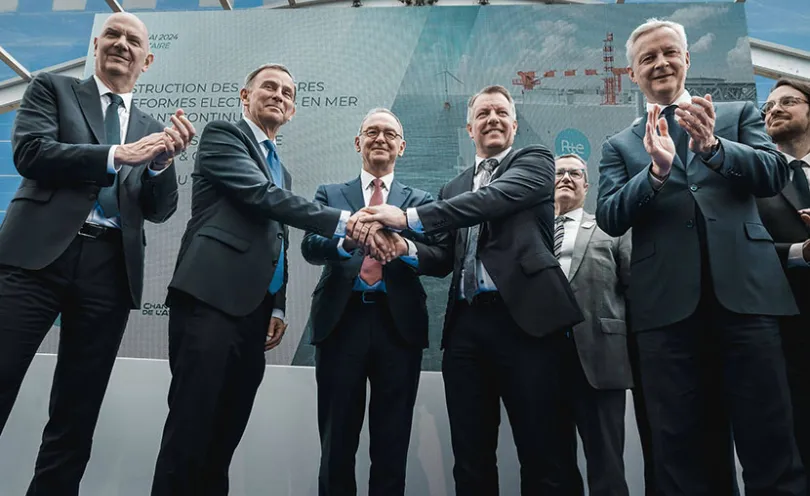 Photo des signataires du contrat pour la construction de 3 plateformes électriques à courant continu en mer et de 3 stations de conversion terrestres des parcs éoliens en mer
