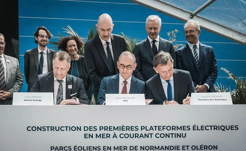 Photo lors de la signature du contrat pour la construction de 3 plateformes électriques à courant continu en mer et de 3 stations de conversion terrestres des parcs éoliens en mer