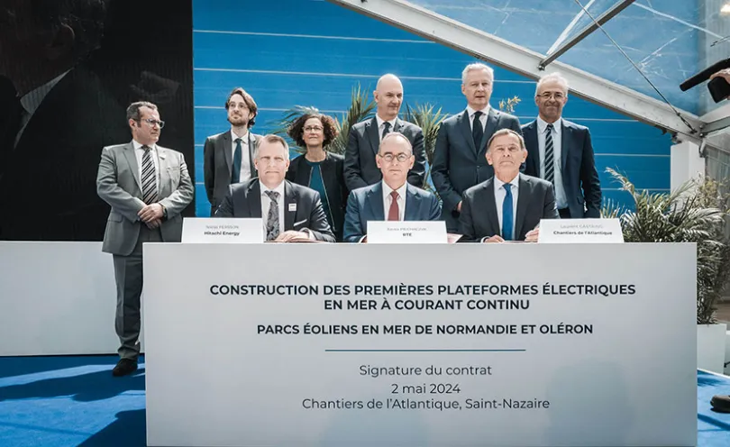 Photo des signataires du contrat pour la construction de 3 plateformes électriques à courant continu en mer et de 3 stations de conversion terrestres des parcs éoliens en mer