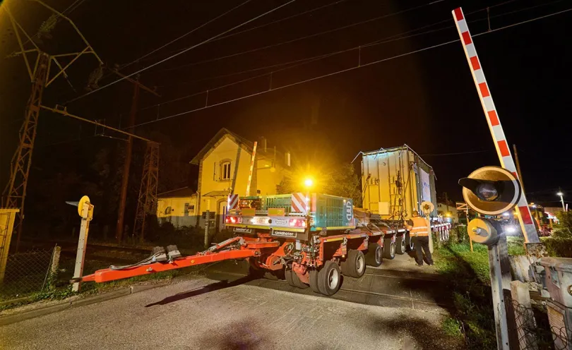 Photo du transport du transformateur sur un camion de nuit
