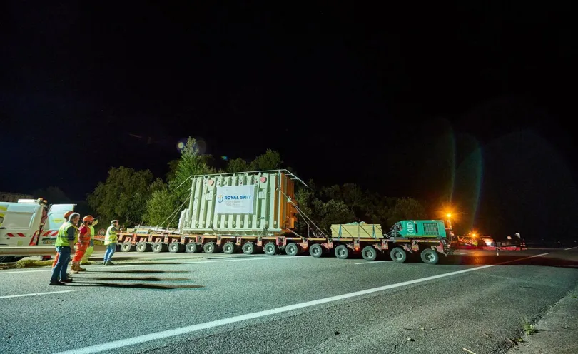 Photo du transport du transformateur sur un camion traversant une route