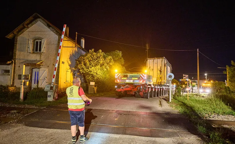 Photo du transport du transformateur sur un camion lors d'un passage à niveau