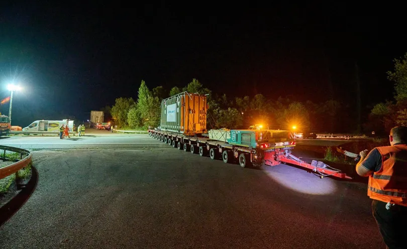Photo du transport du transformateur sur un camion traversant une route