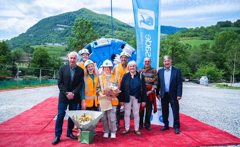 Photo des personnes présentes lors de l'inauguration du microtunnelier