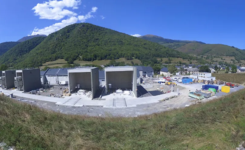 Photo du poste électrique d’Aure prise le 28 août 2024 : les murs sont montés