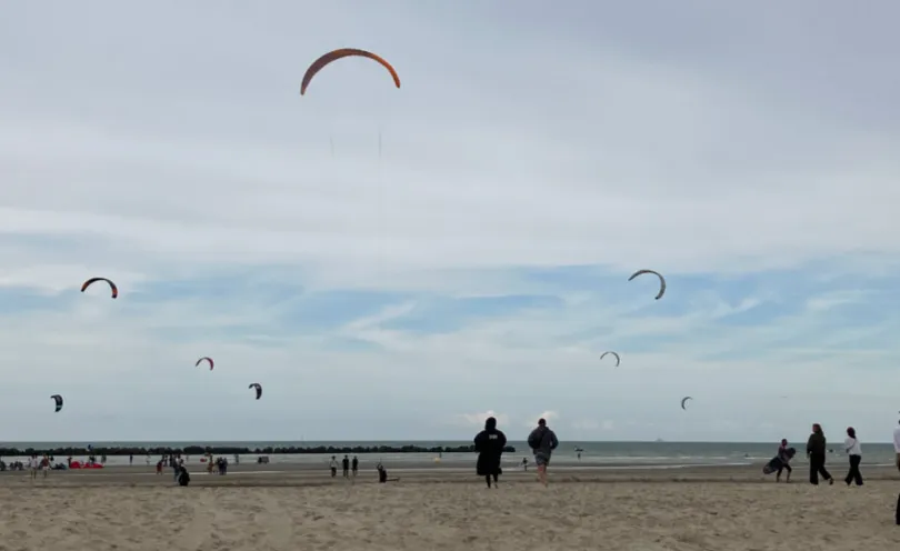 Photo de la plage avec les kites surf