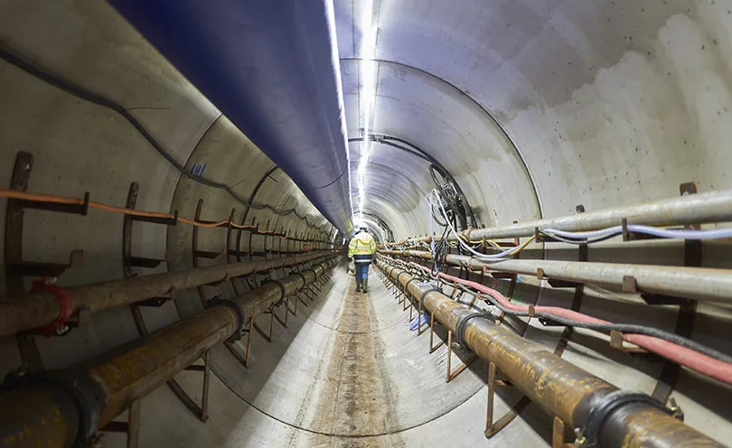 Photo d'un ouvrier en train de marcher dans le micro-tunnel
