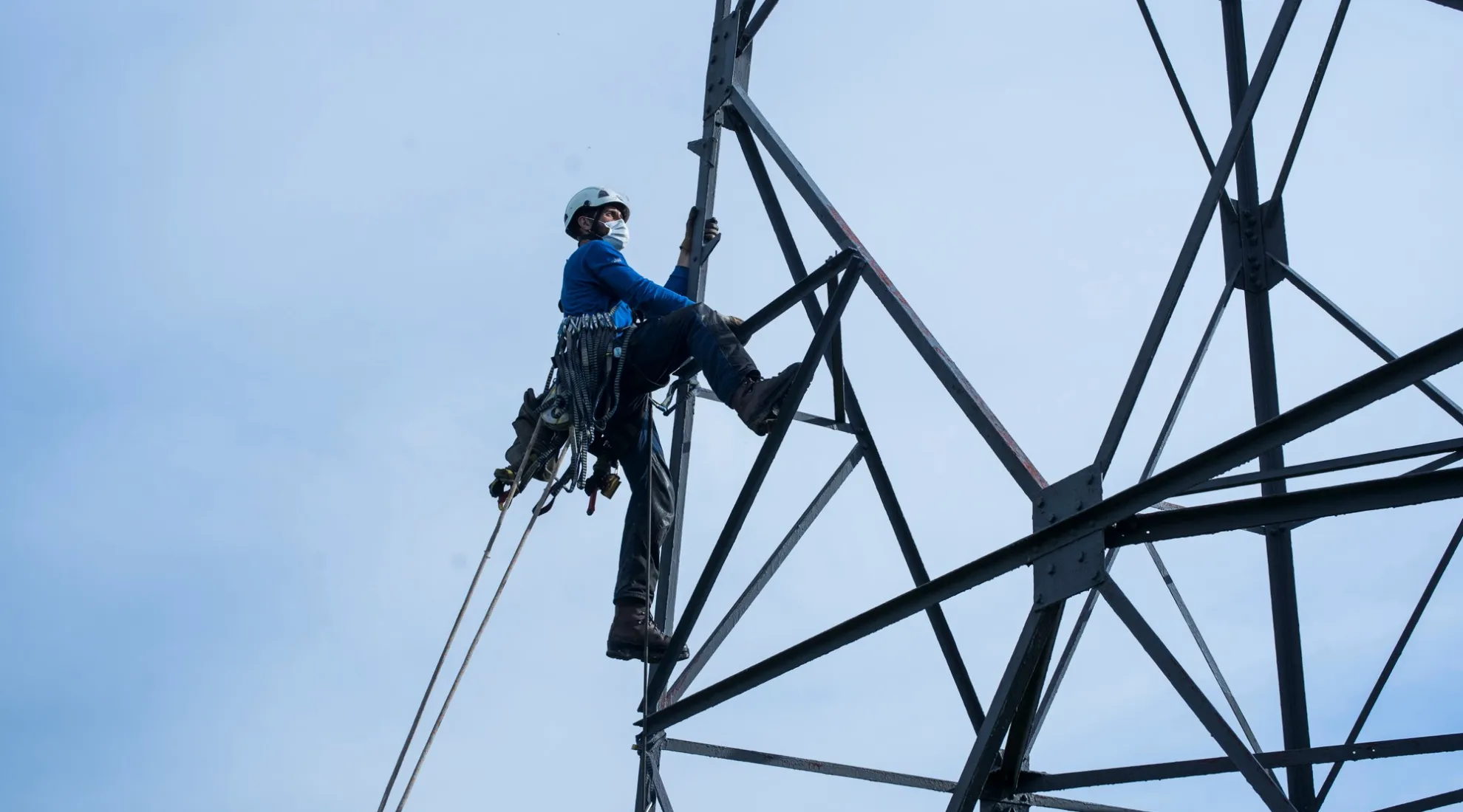 Photo d'un lignard en pleine accession d'un pylône