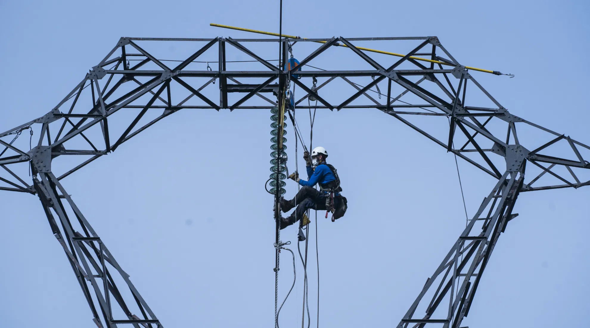 Réparation sur une ligne électrique haute-tension essentielle à l’alimentation dans le Gard