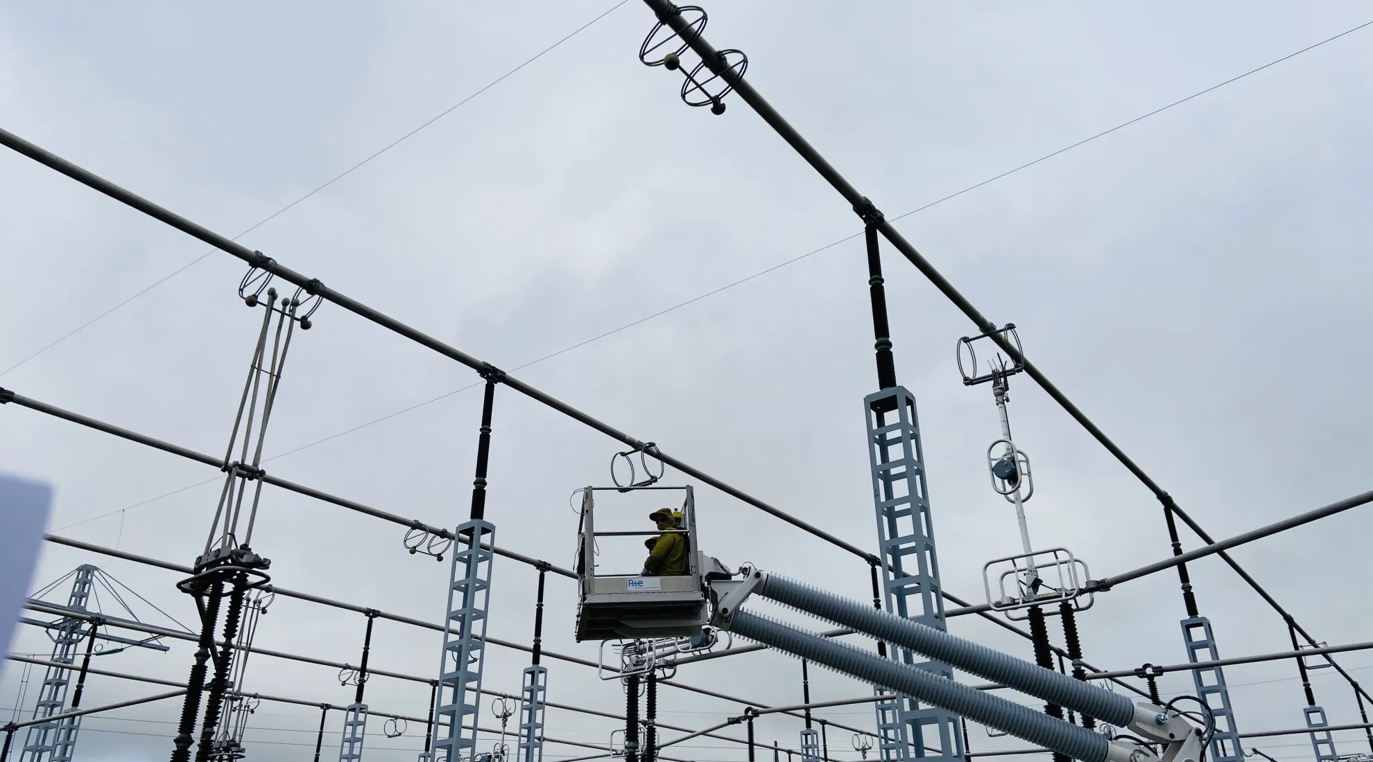 Travaux sous tension au poste 400 000 volts de Creney-Près-Troyes (10) 
