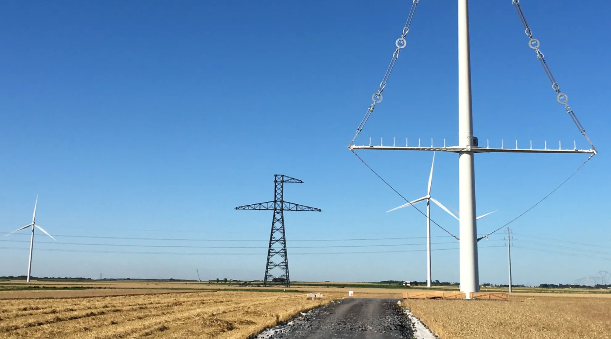 Eoliennes et pylône équilibre - Avelin Gavrelle