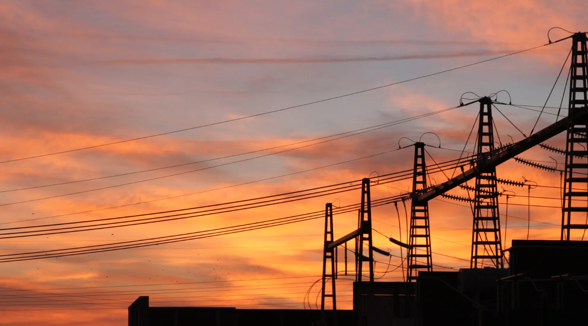 Poste electrique coucher de soleil - credit Julien COLLOT