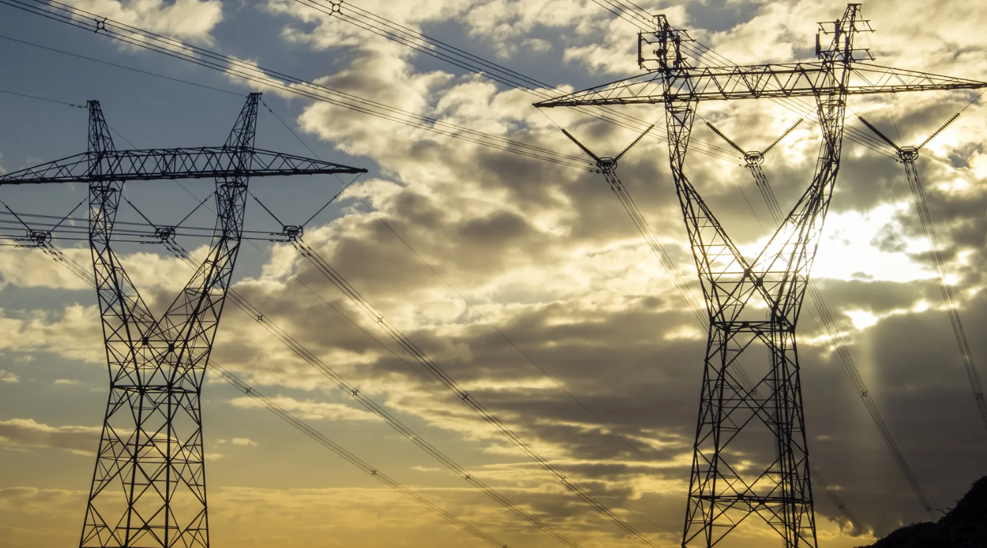  Pylônes et paysage nuageux