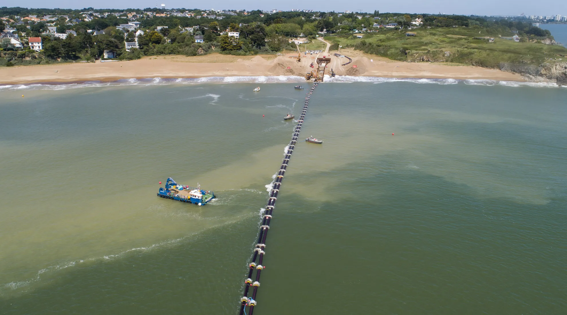 Arrivée des fourreaux à la plage de la courance