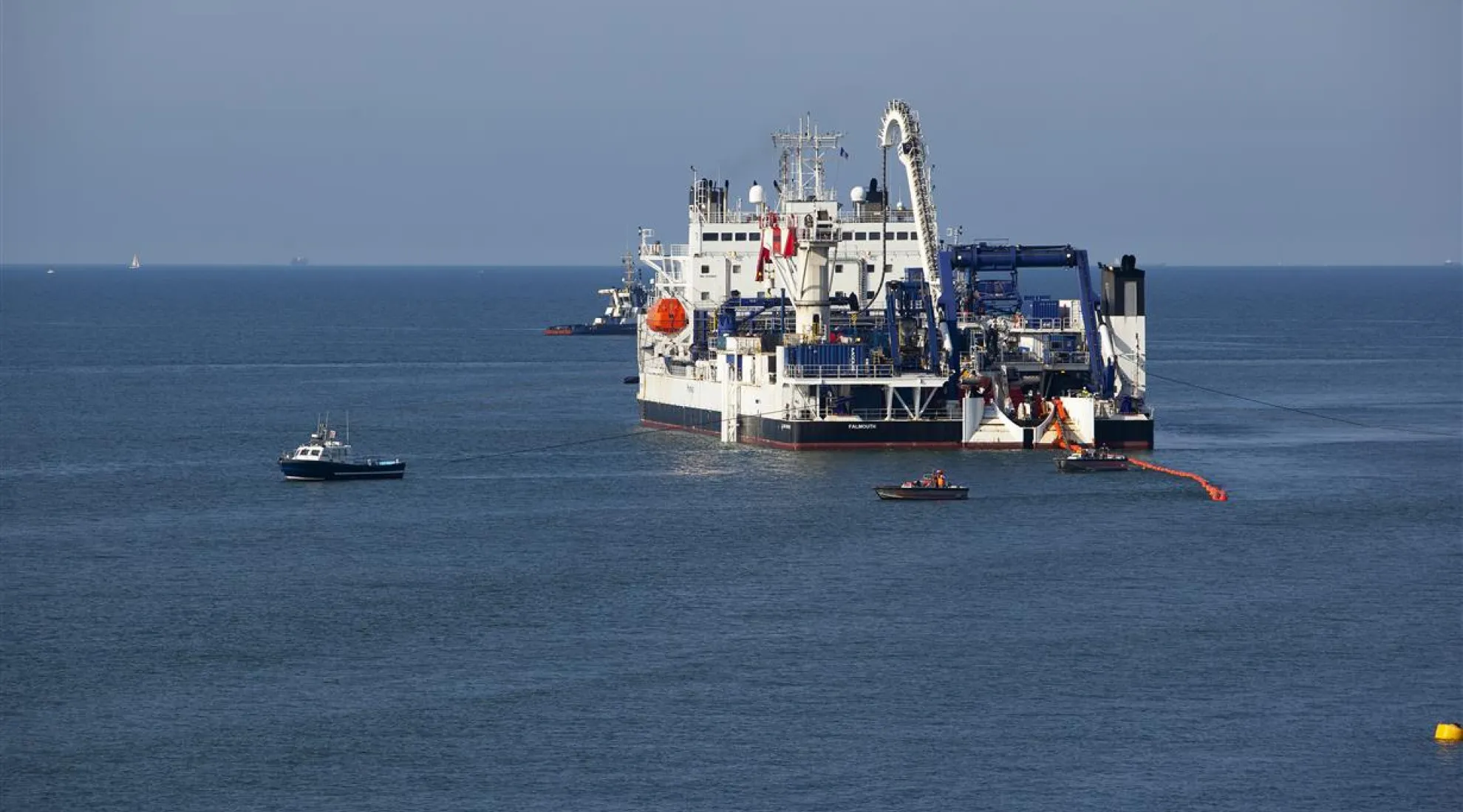 Photo d'un navire câblier déposant du câble en mer