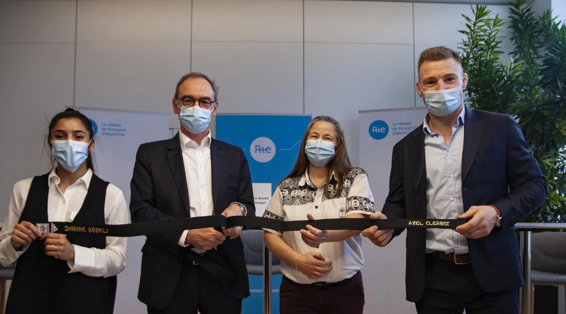 Les judokas Shirine Boukli et Axel Clerget, en companie des membres du Directoire de RTE de Xavier Piechaczyk et Thérèse Boussard