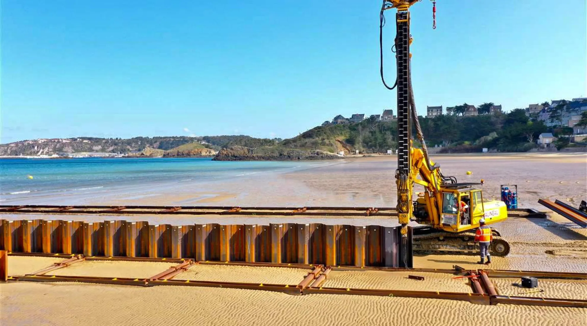 Photographie du casier pour le tri des sables de différentes couleurs, de la plage de Caoural