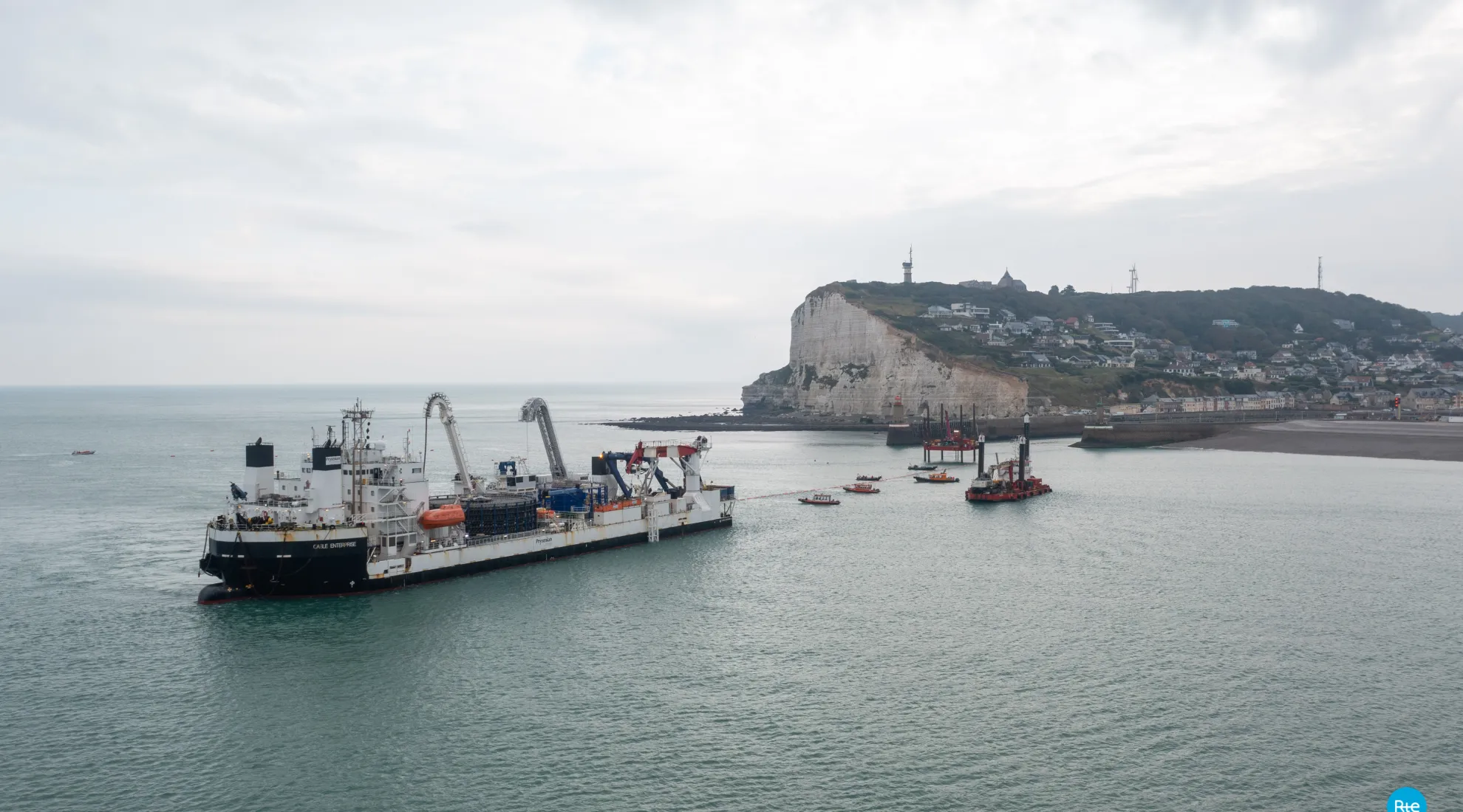 Installation du 1er câble électrique sous-marin pour le raccordement d’un parc éolien en mer en Normandie