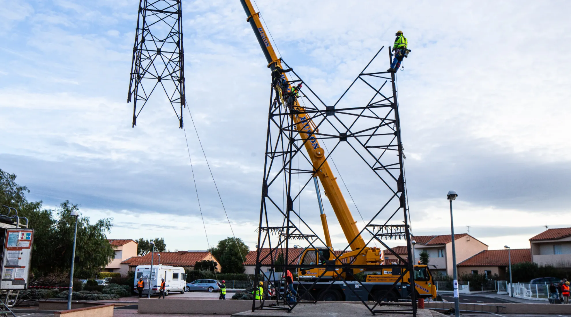 Démontage de pylône à Saint-Estève par RTE