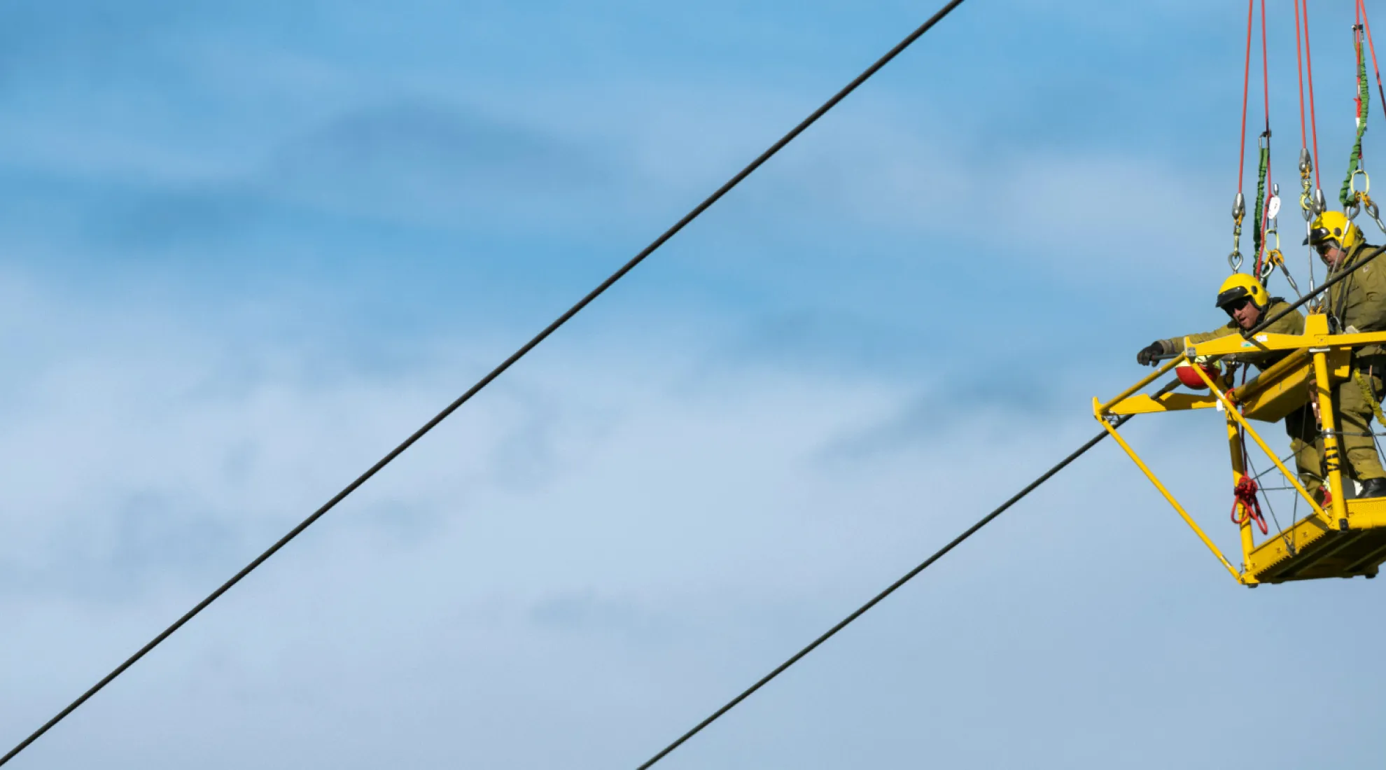 image de salariés posant les balises sur la ligne électrique