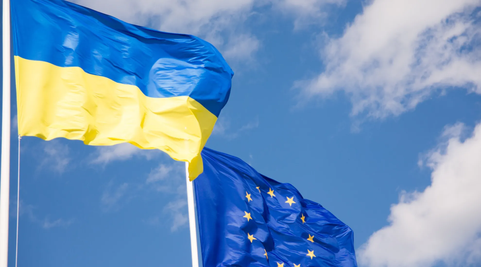 Drapeau européen et drapeau ukrainien
