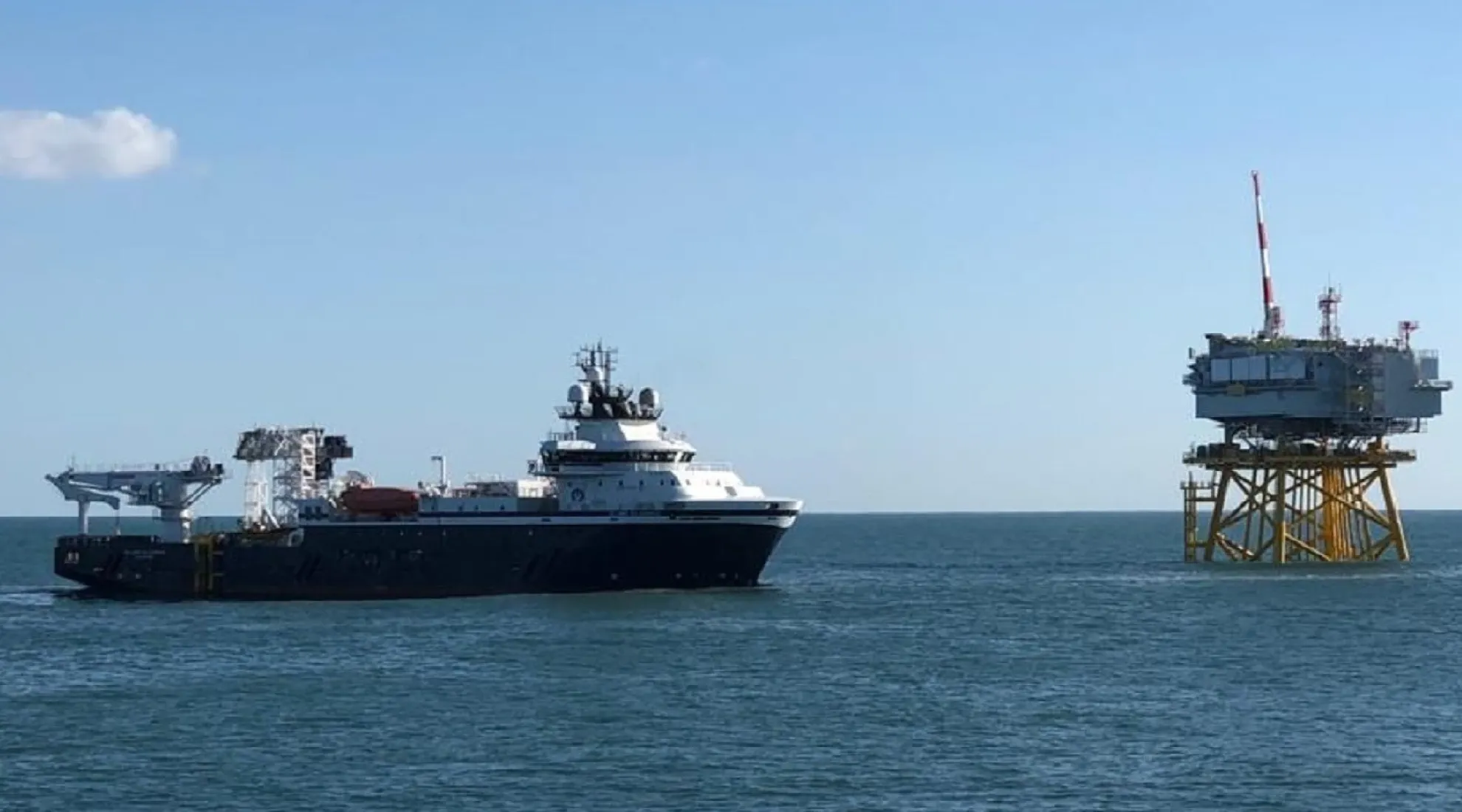 Bateau de raccordement électrique