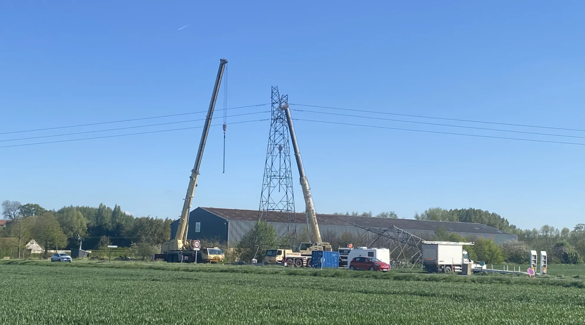 Installation d'un pylône électrique