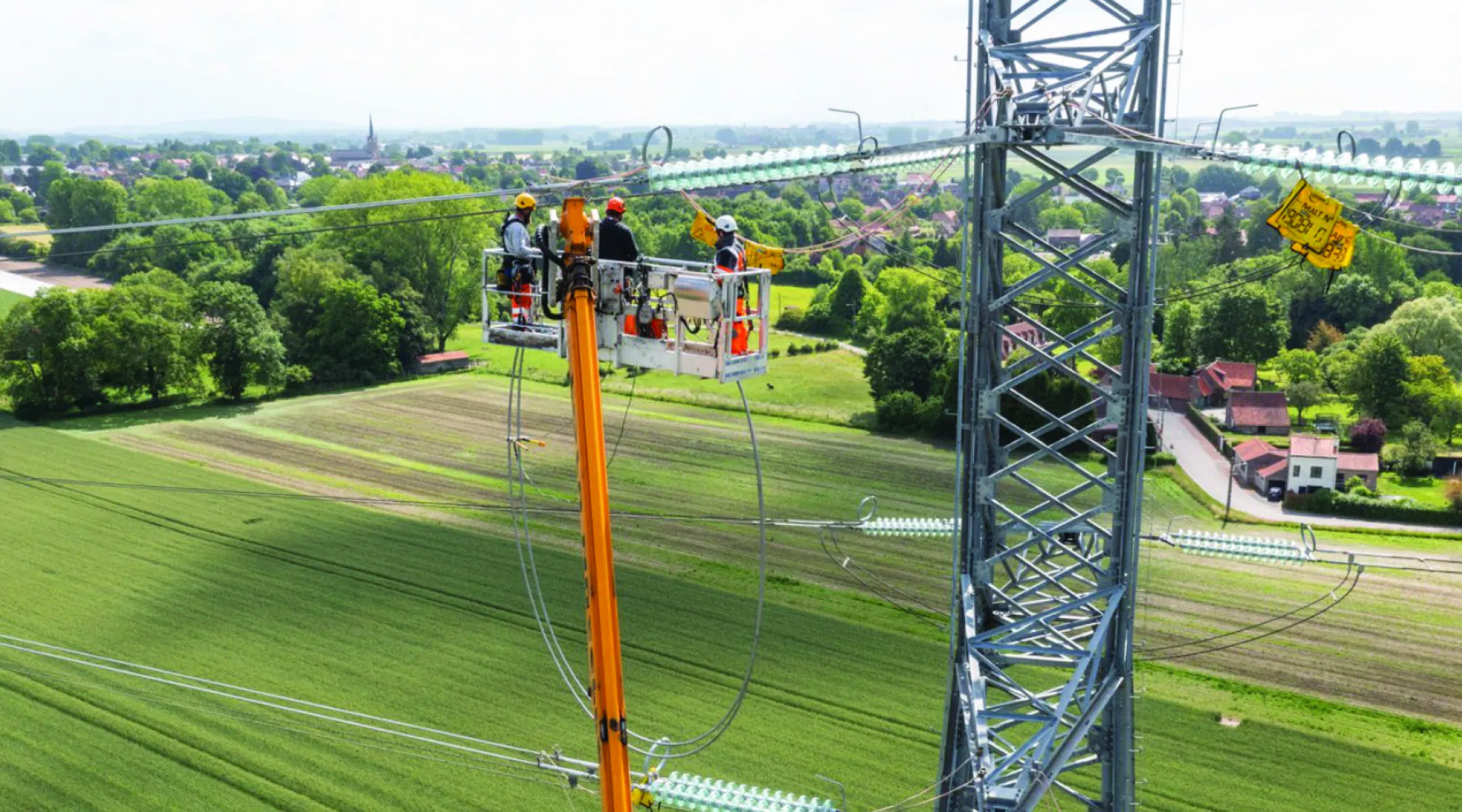 Rajout de câble sur des pylônes éléctriques