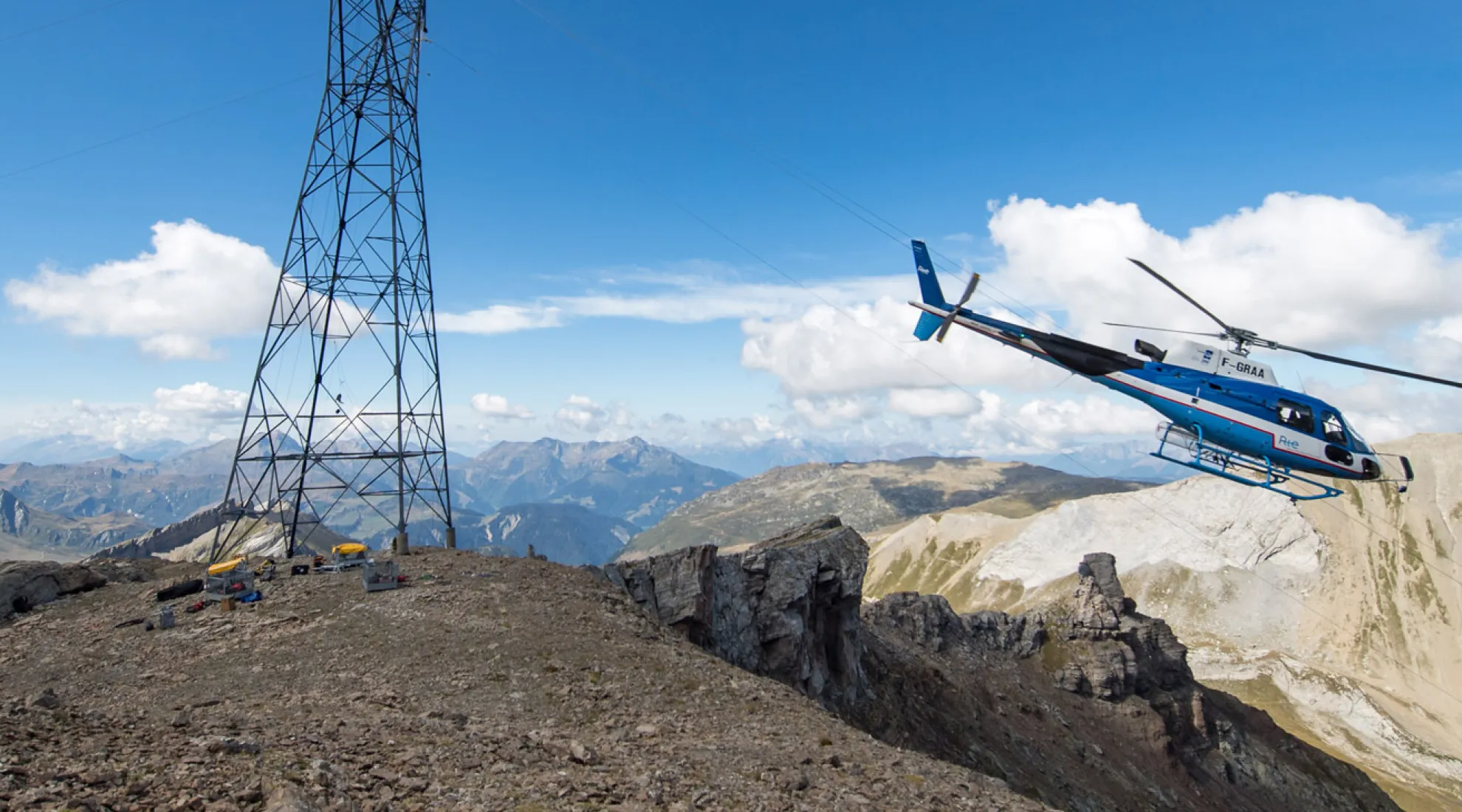 Hélicoptère survolant une ligne électrique