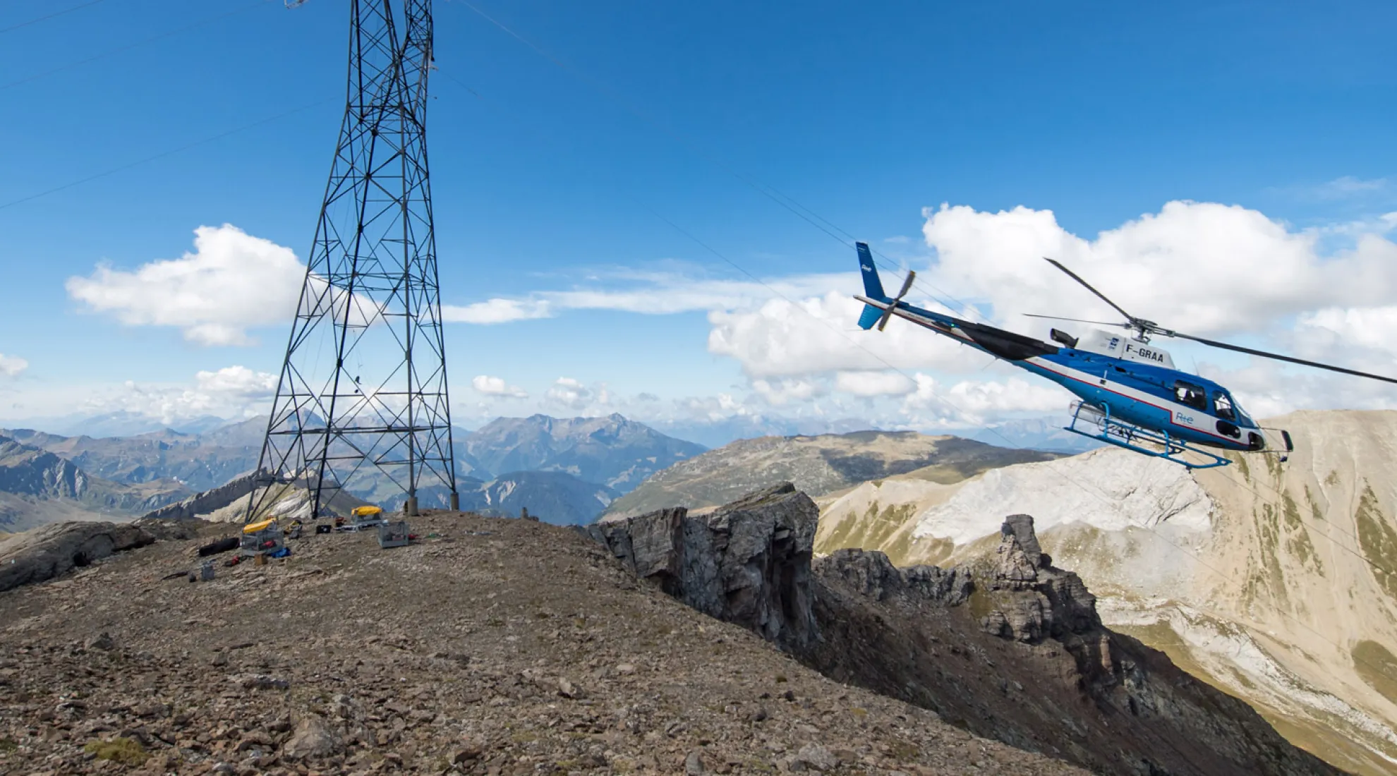 Hélicoptère survolant une ligne électrique
