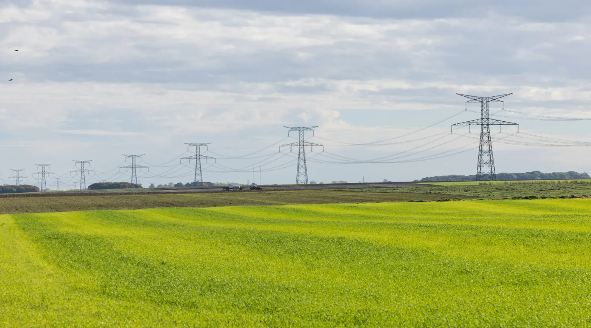 Pylones électriques dans un champs