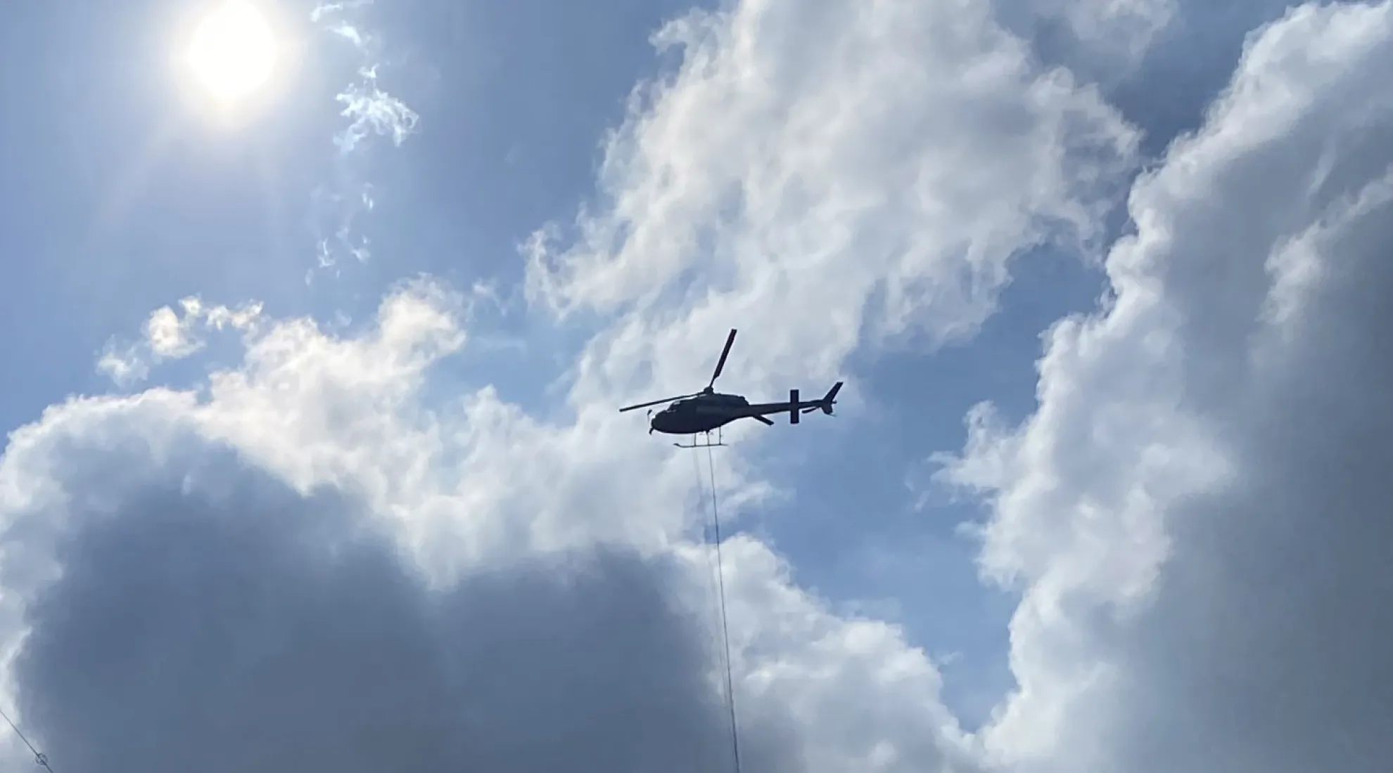 Hélicoptère au dessous de pylones