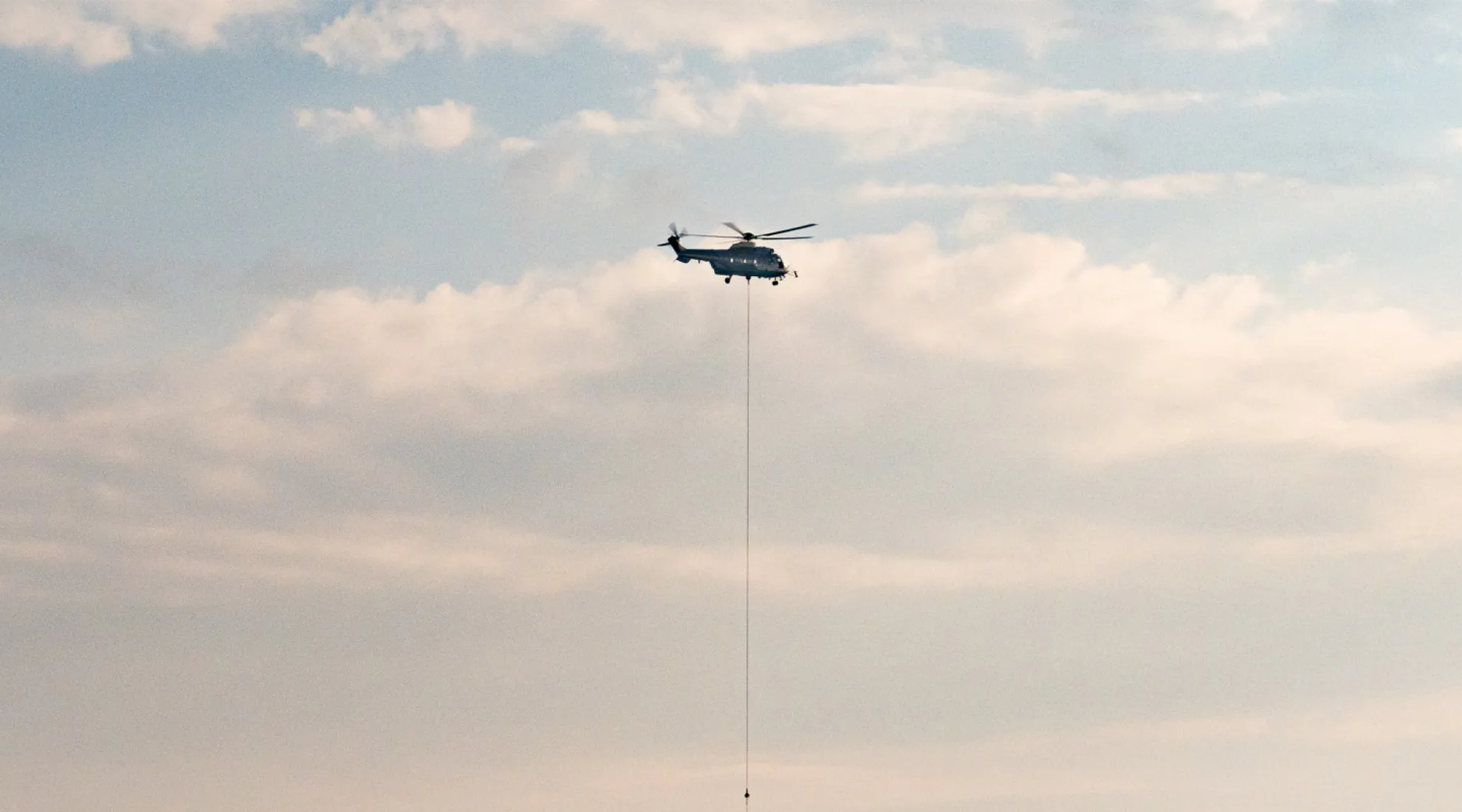 Hélicoptère portant un pylone