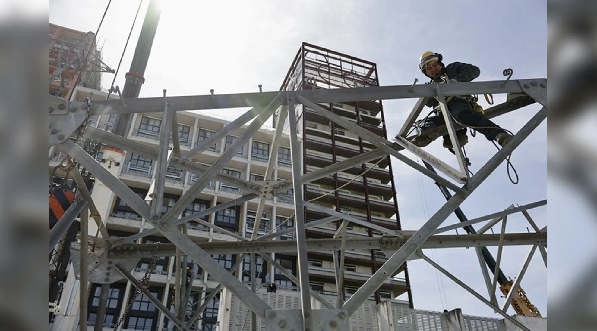 Démontage des premiers pylônes électriques présents sur le Village des Athlètes à Saint-Denis - Cover