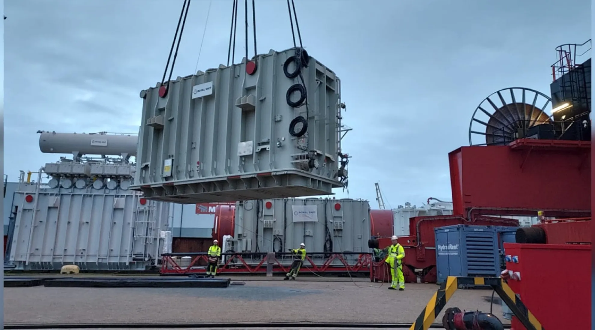Poste électrique de Sud-Aveyron (Ayres) : arrivée des transformateurs - Cover