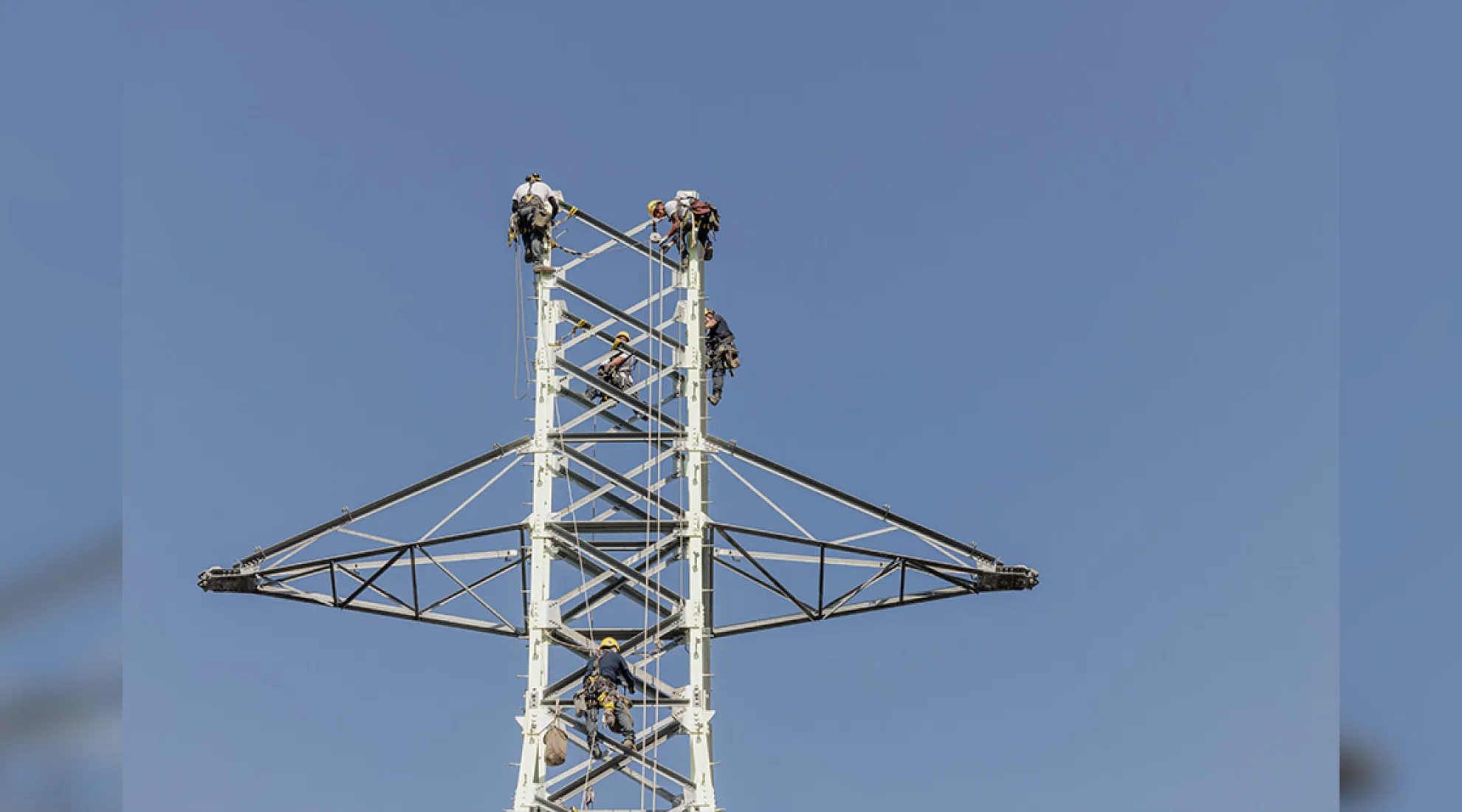 Dernier pylône électrique démontés sur le Village des Athlètes à L’Île-Saint-Denis
