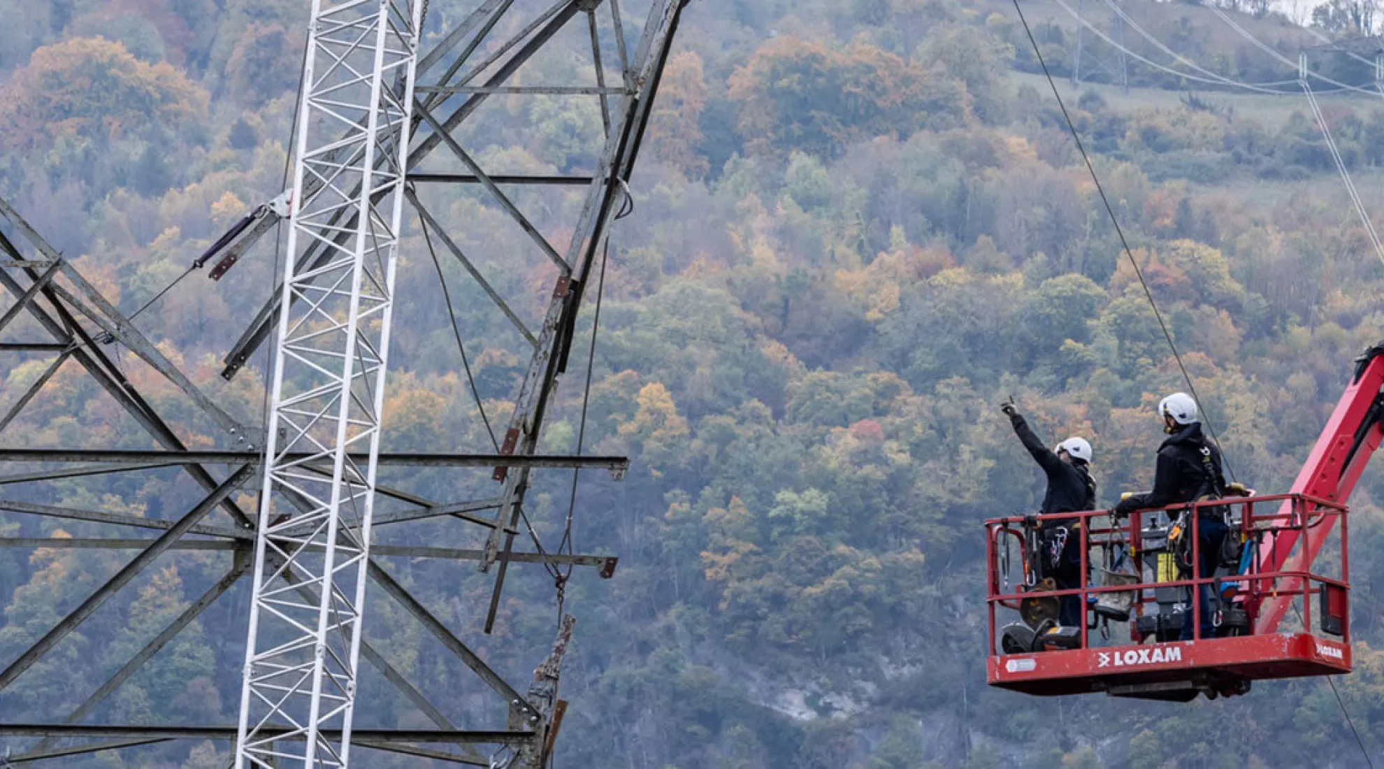 Photographie d'une technique de démontage de pylône au mât