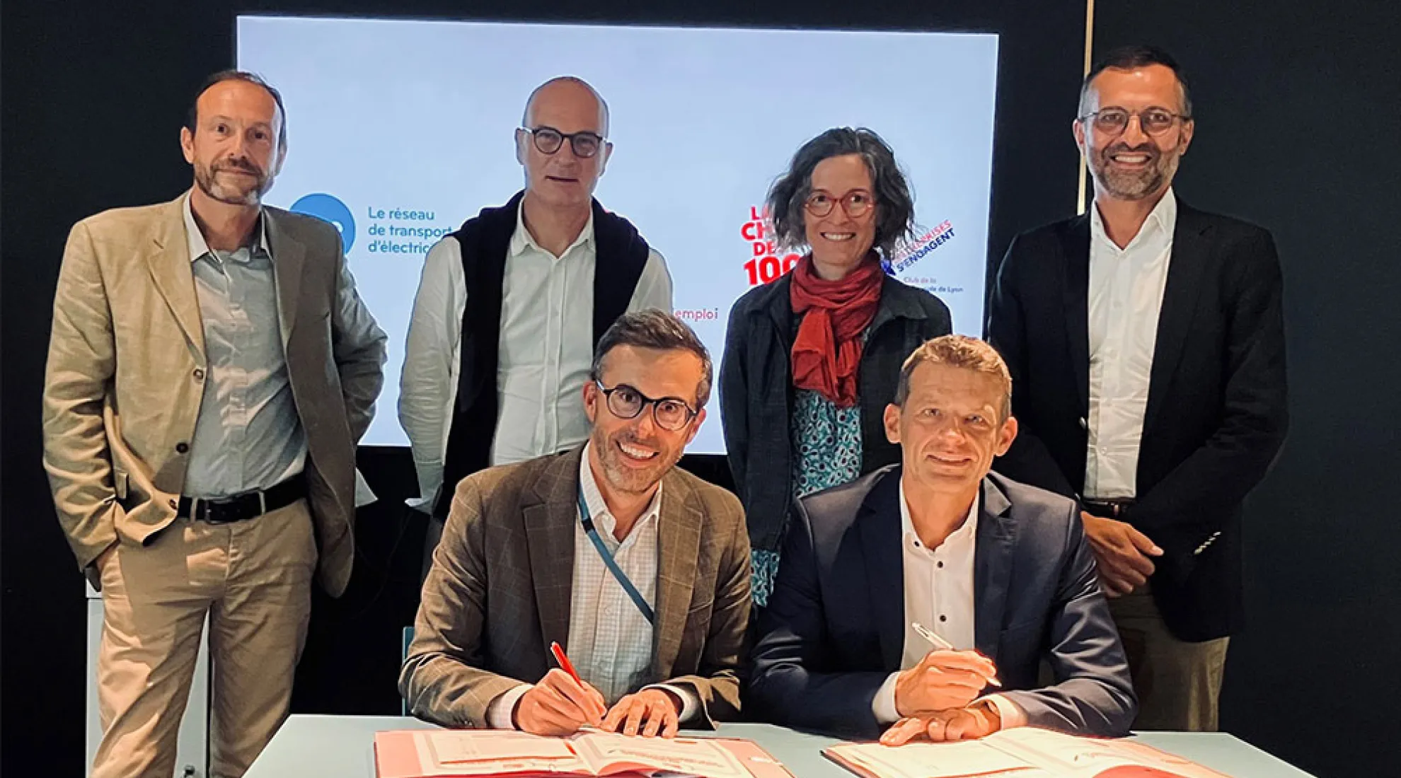 5 personnes prises en photo lors de la signature d'une convention pour faciliter l’emploi des personnes en difficulté sur la région Auvergne-Rhône-Alpes