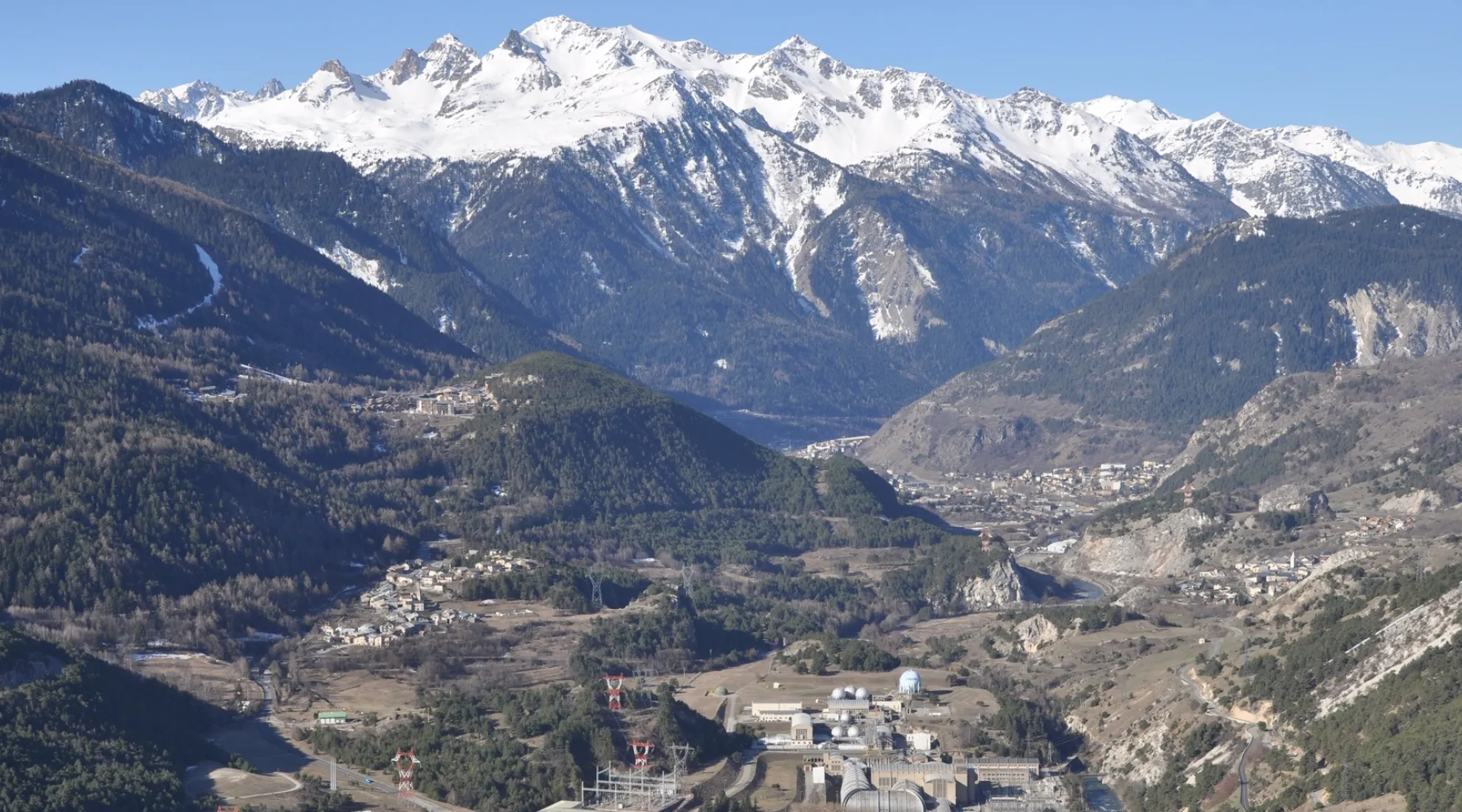 Vue des montagnes enneigée en Haute Maurienne