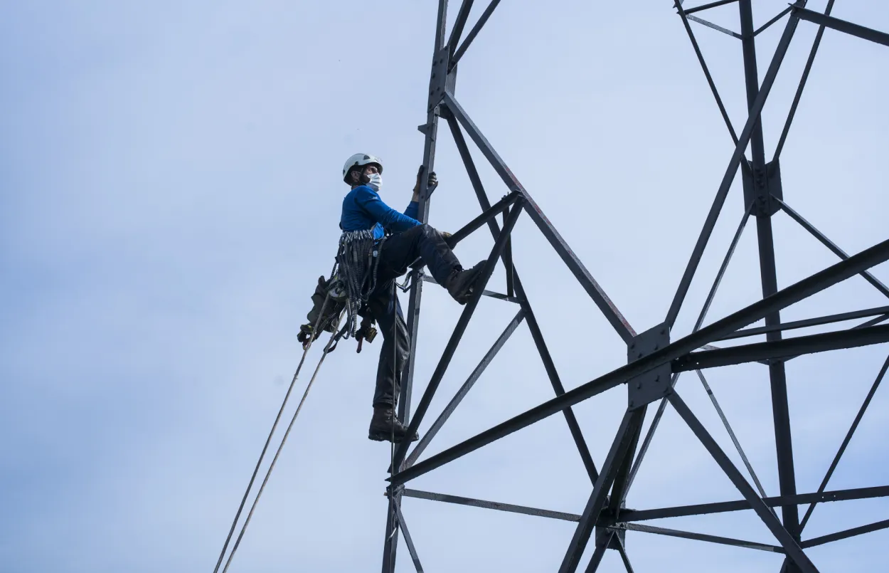 Réparation sur une ligne électrique haute-tension essentielle à l’alimentation dans le Gard
