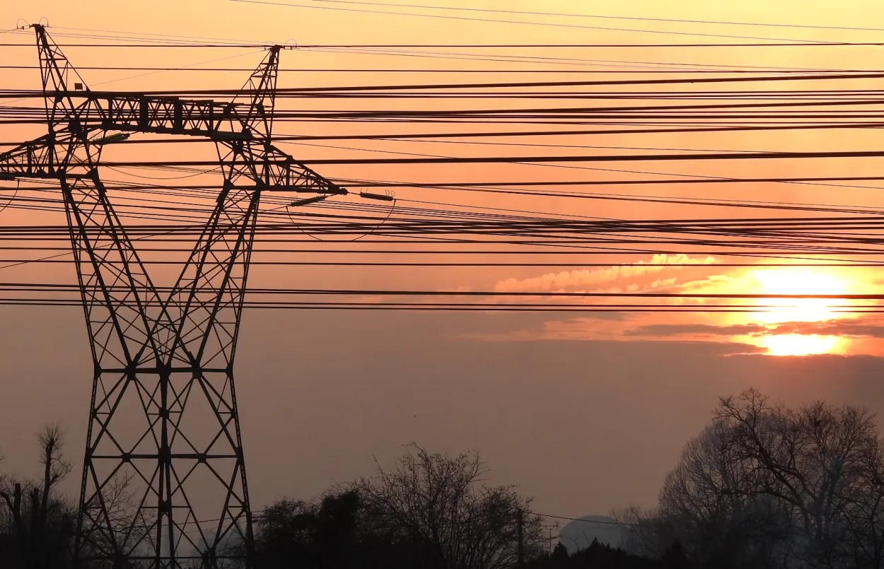 Pylone RTE et coucher de soleil - Crédit Guillaume Verduron - En-tête